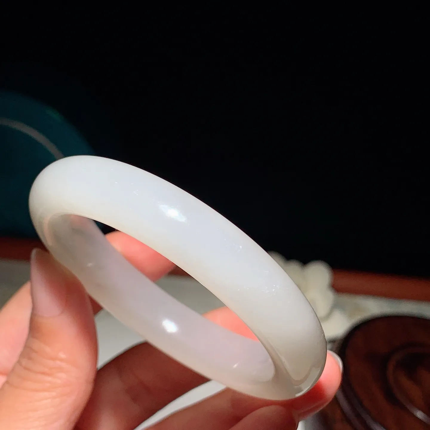 53圈口 和田玉白玉手镯。53圈口条宽12厚9重52克 玉质细腻油润。手推出油。佩戴高端大气。lt250103