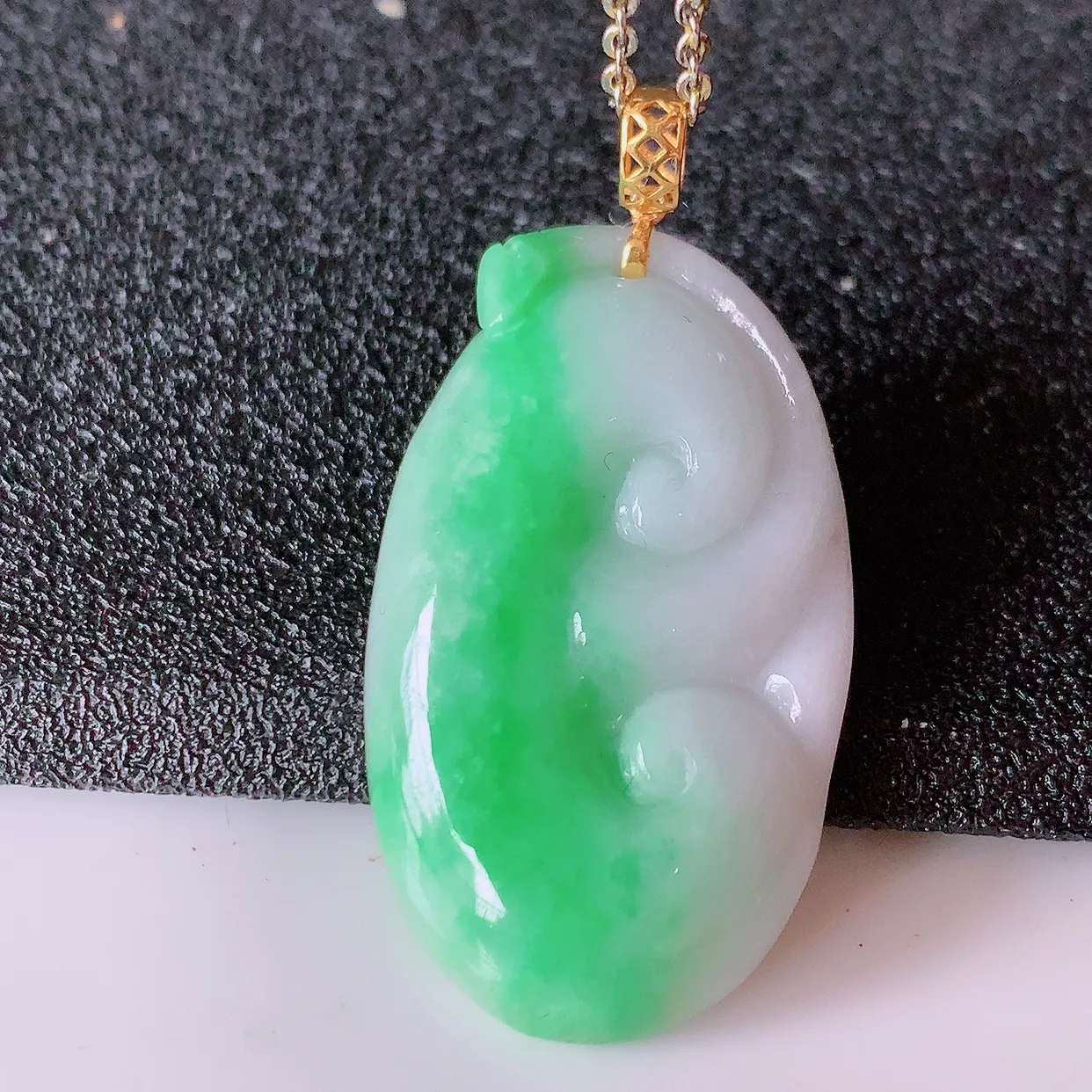 18K金镶嵌飘绿翡翠如意吊坠，简单的镶嵌设计、让玉坠百搭又精致，寓意着吉祥， 事事如意！#1.30