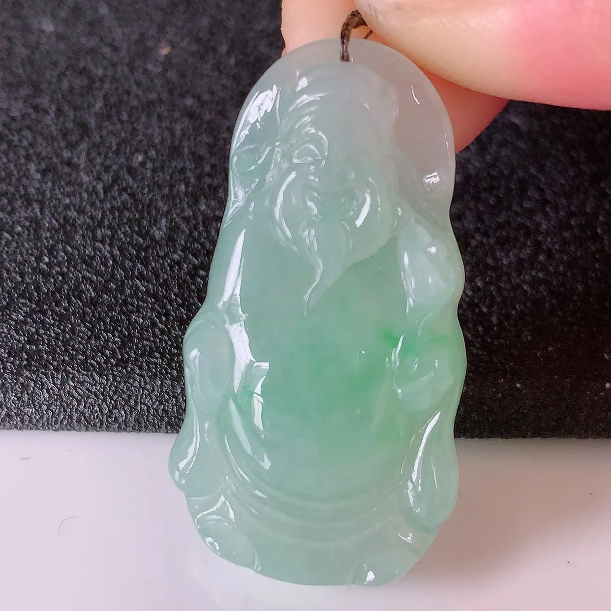 自然光实拍，冰飘绿翡翠招财财神爷吊坠，财神到你家里来，年年月月发大财，形态极为讨喜， 佩戴效果招财迷人#41.30