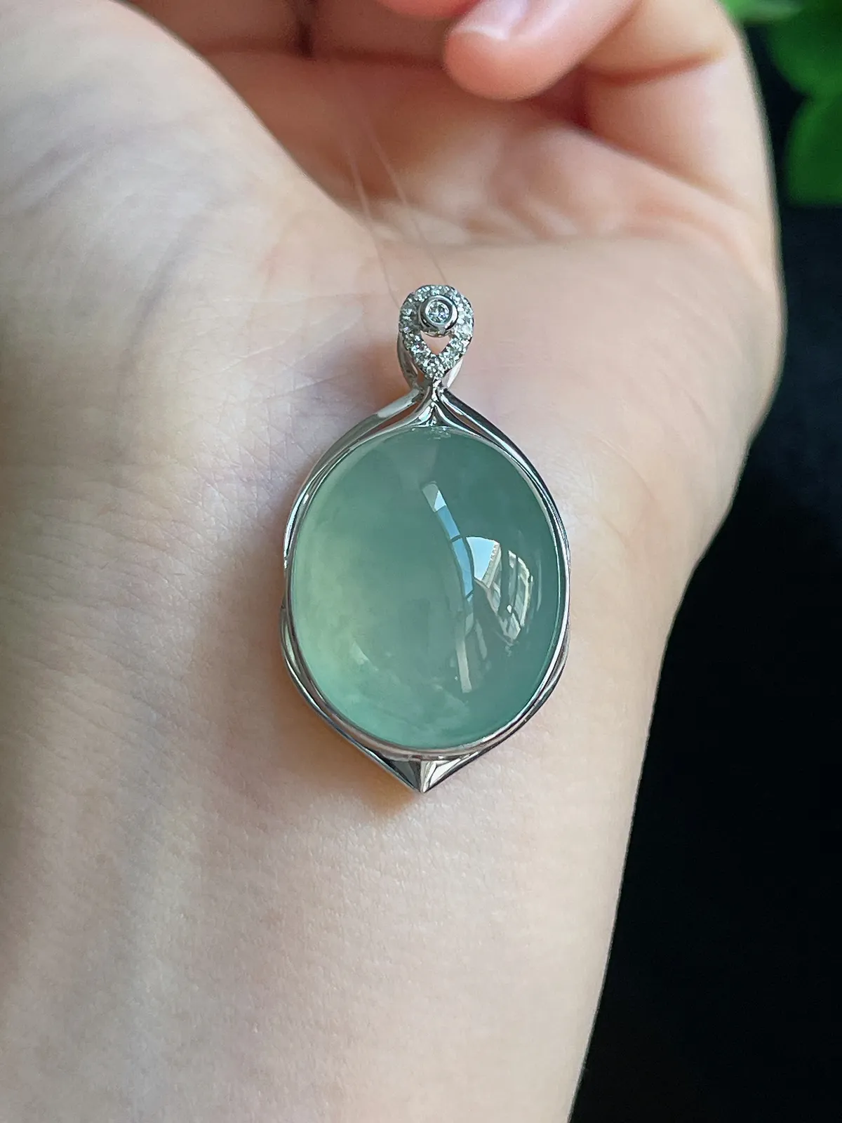 18k金翡翠冰糯种淡绿色蛋面吊坠