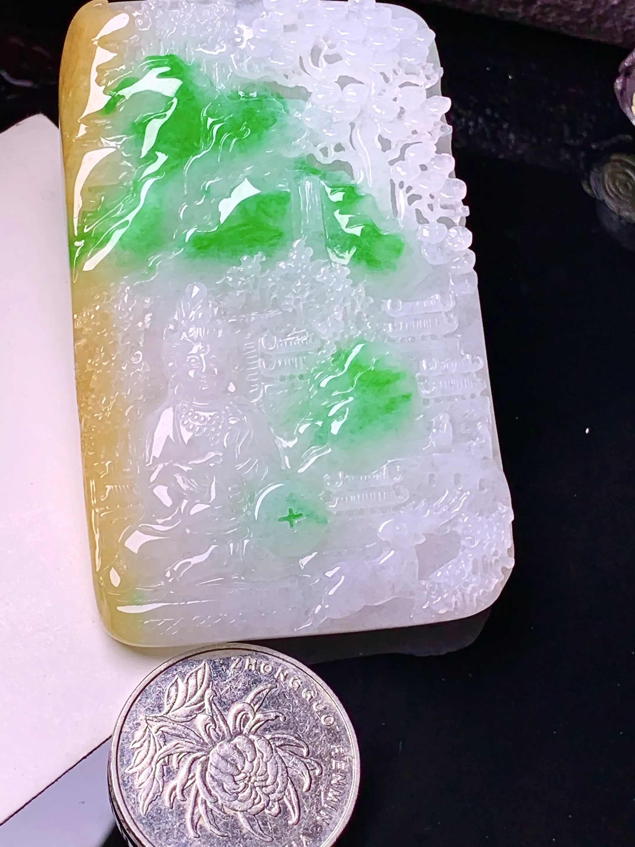 飘黄绿山水观音牌吊坠 玉质细腻 色泽清新艳丽 整体尺寸69.2*44.5*7.3