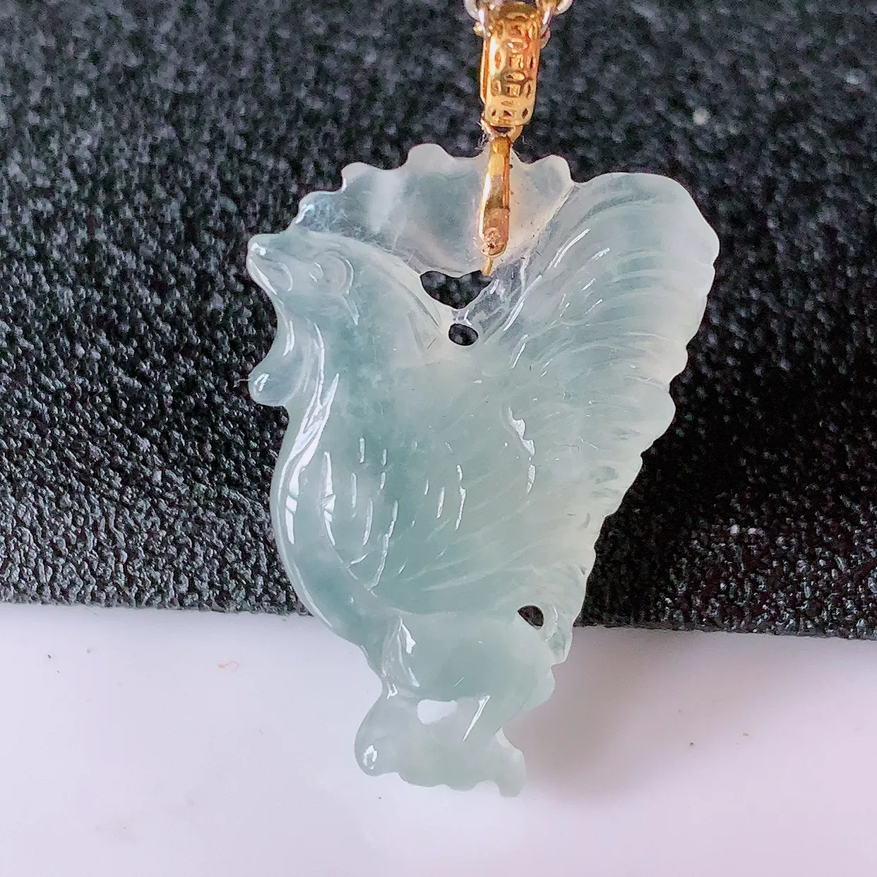 18K金镶嵌冰种翡翠生肖鸡吊坠，种老水足，雕工精湛 ，寓意美好， 佩戴时尚出众！#1.30