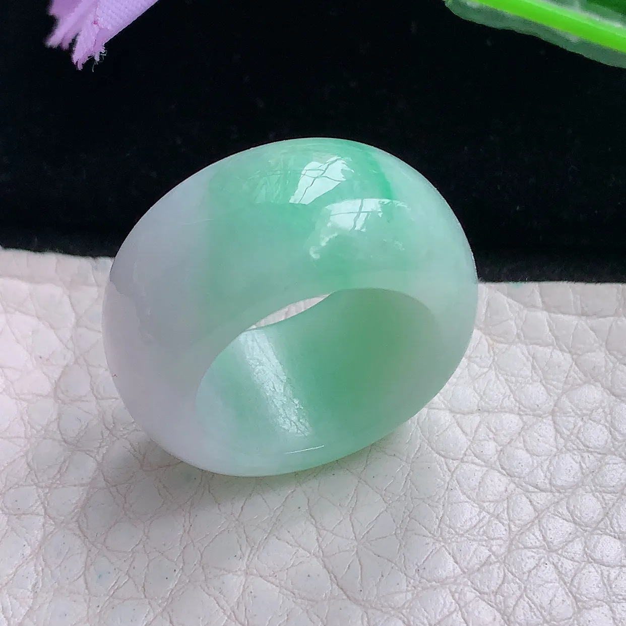 py实拍17.5*12.5*4.8缅甸翡翠精雕轮胎款飘绿玉戒指 玉指环