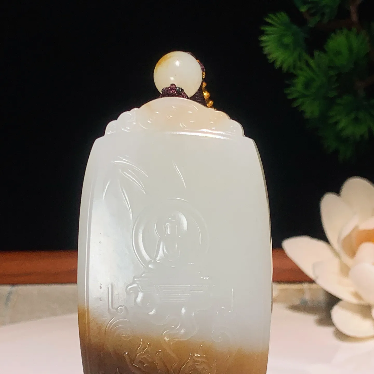 新疆和田玉羊脂白且末糖坐莲观音牌子挂件。尺寸70/39/13重71克 无裂无杂 玉质细腻油润 底色纯净 脂粉好，品质好。lt250103