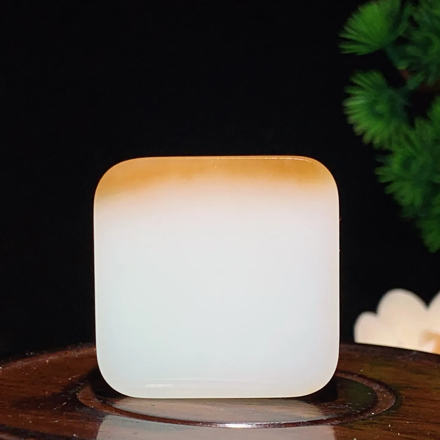 新疆和田玉羊脂白且末糖平安无事牌牌子挂件。尺寸35/11重31.3克 无裂无杂 玉质细腻油润 底色纯净 脂粉好，品质好。lt250103