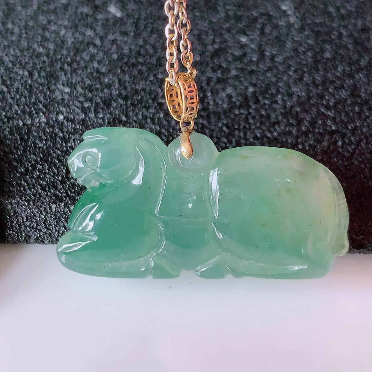 18K金镶嵌冰种黄加绿翡翠生肖马上有钱吊坠，种老水足，雕工精湛 ，寓意美好， 佩戴时尚出众！#1.30