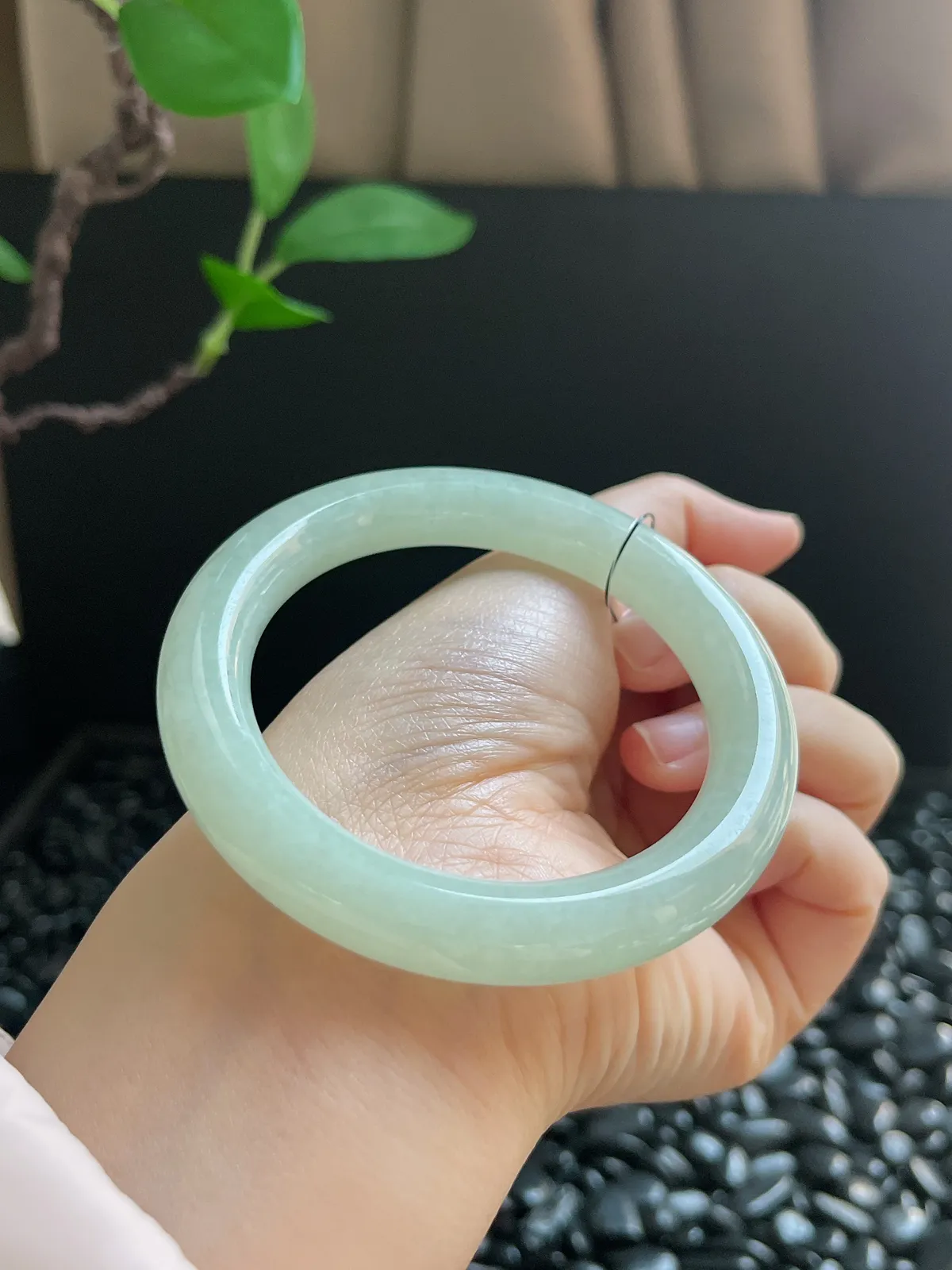 圆镯55圈口，翡翠糯化种淡绿色手镯