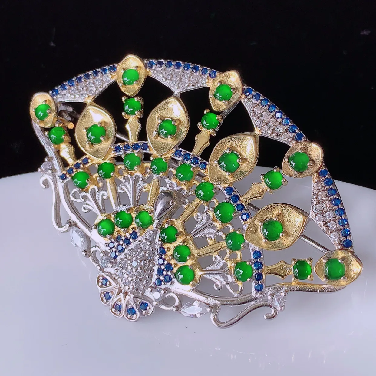 冰透满绿翡翠925银镶嵌孔雀胸针，自然光实拍，翠色灵动，颜色漂亮，种老水足，品相佳，佩戴佳品！#98.30整体50*34.5-8.5 裸石2*2