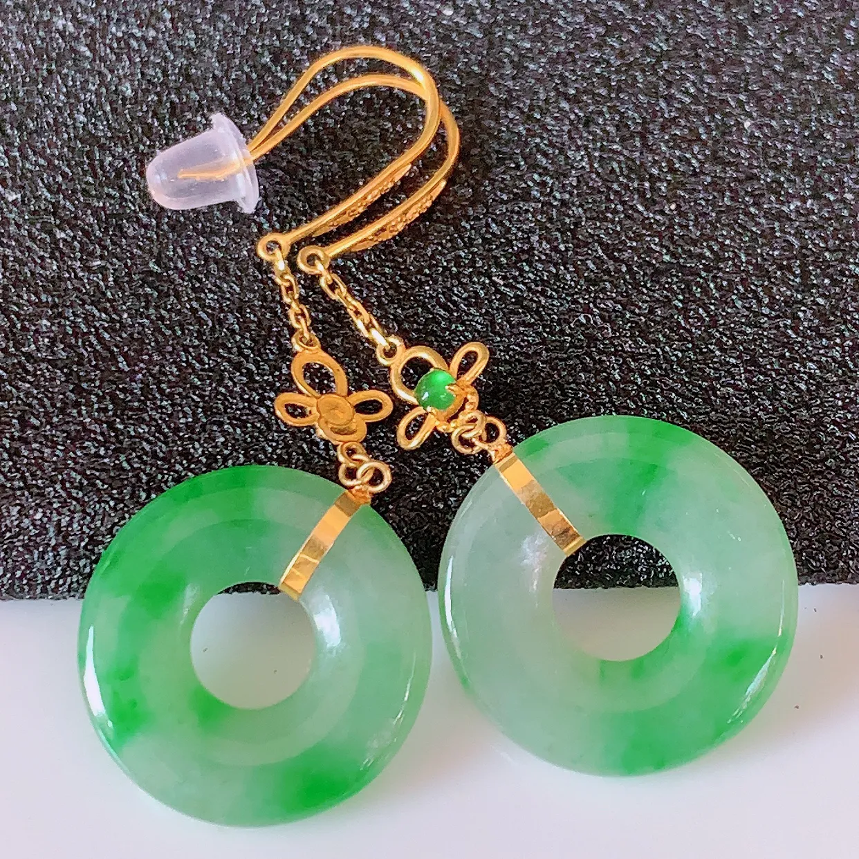 18k金镶嵌冰种飘绿翡翠平安扣耳坠，沁人心脾，耳坠佩戴效果大气出众，尽显气质。种水好，胶感足，颜相当