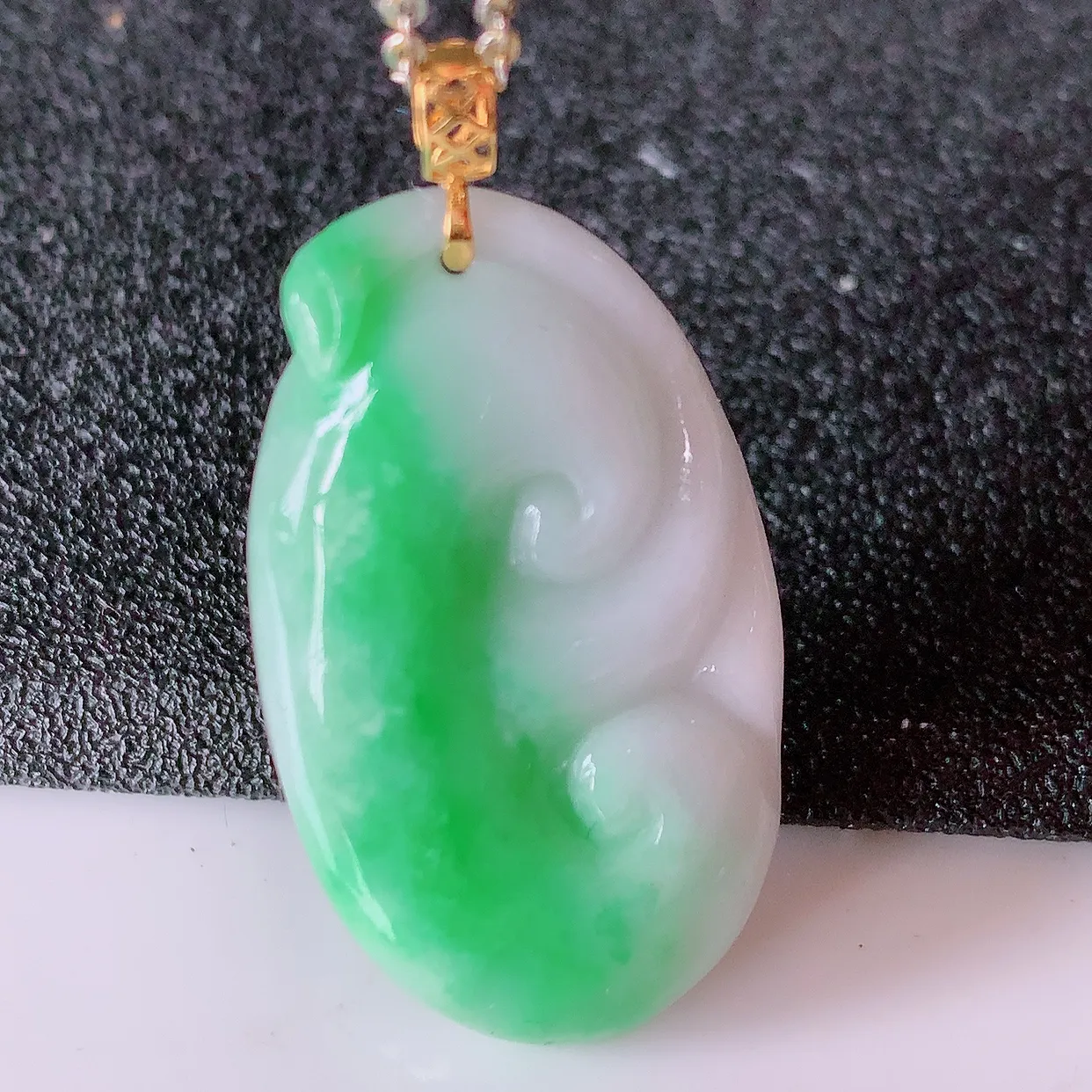 18K金镶嵌飘绿翡翠如意吊坠，简单的镶嵌设计、让玉坠百搭又精致，寓意着吉祥， 事事如意！#1.30