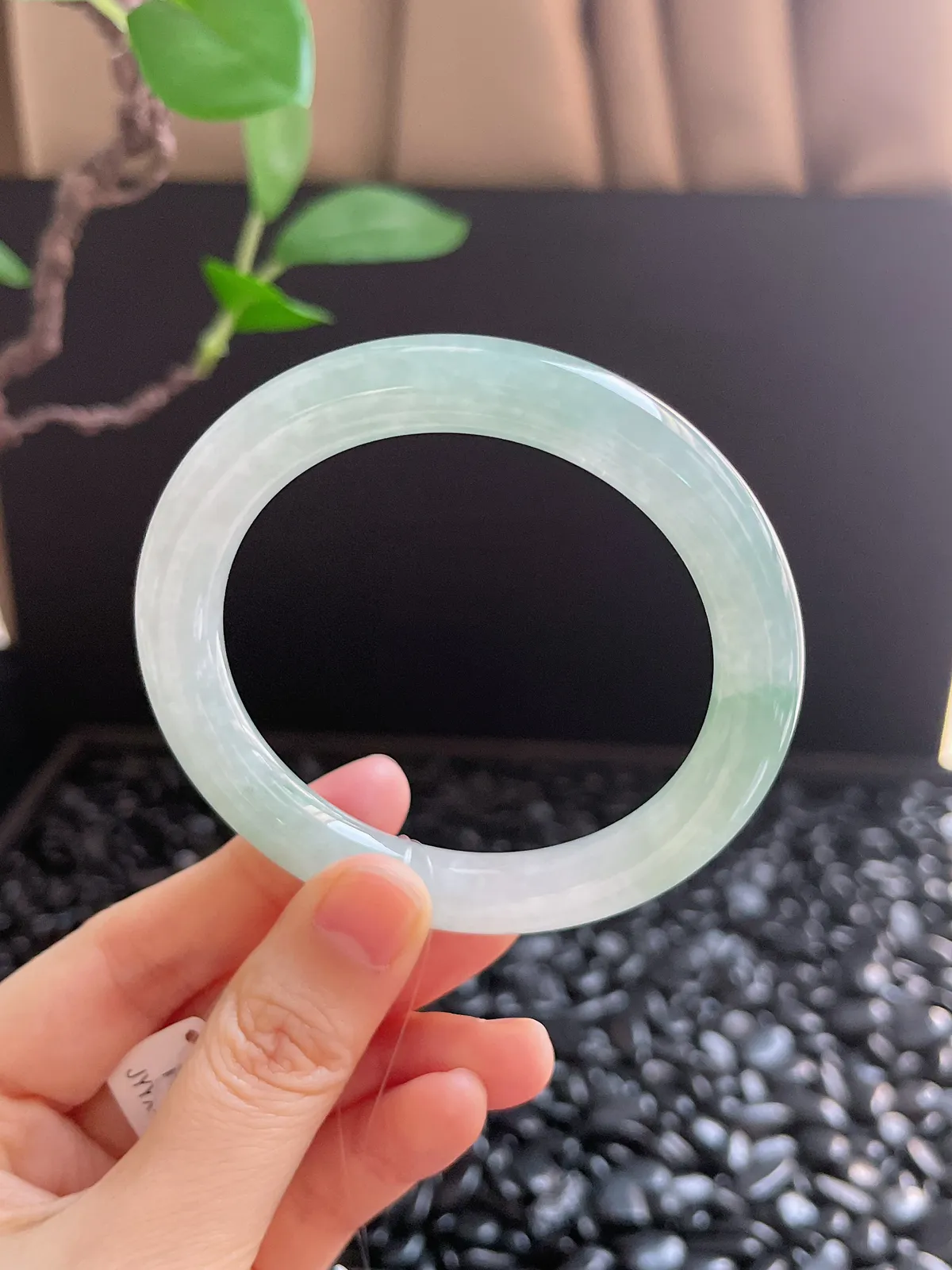 圆镯55.3圈口，翡翠冰糯种绿色手镯