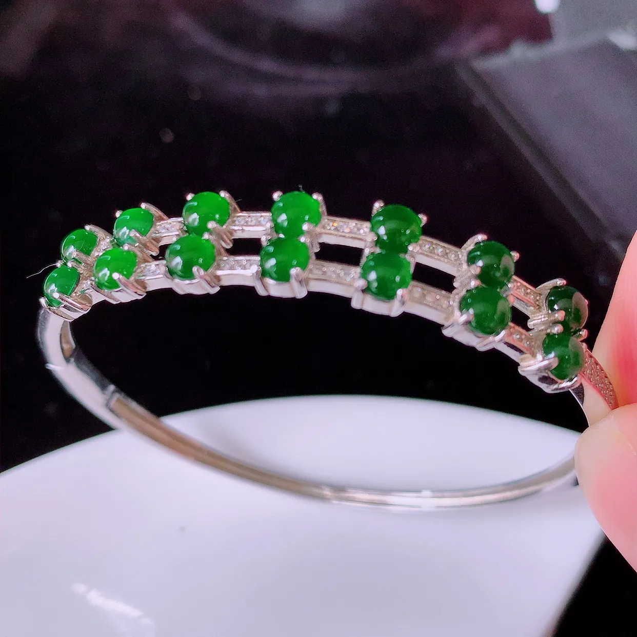 56-57圈口，冰透满绿翡翠925银镶嵌手镯，自然光实拍，翠色灵动，颜色漂亮，种老水足，品相佳，佩戴佳品！#98.30 整体56.5*50.5-8.5*4.5裸石3.5-3.5