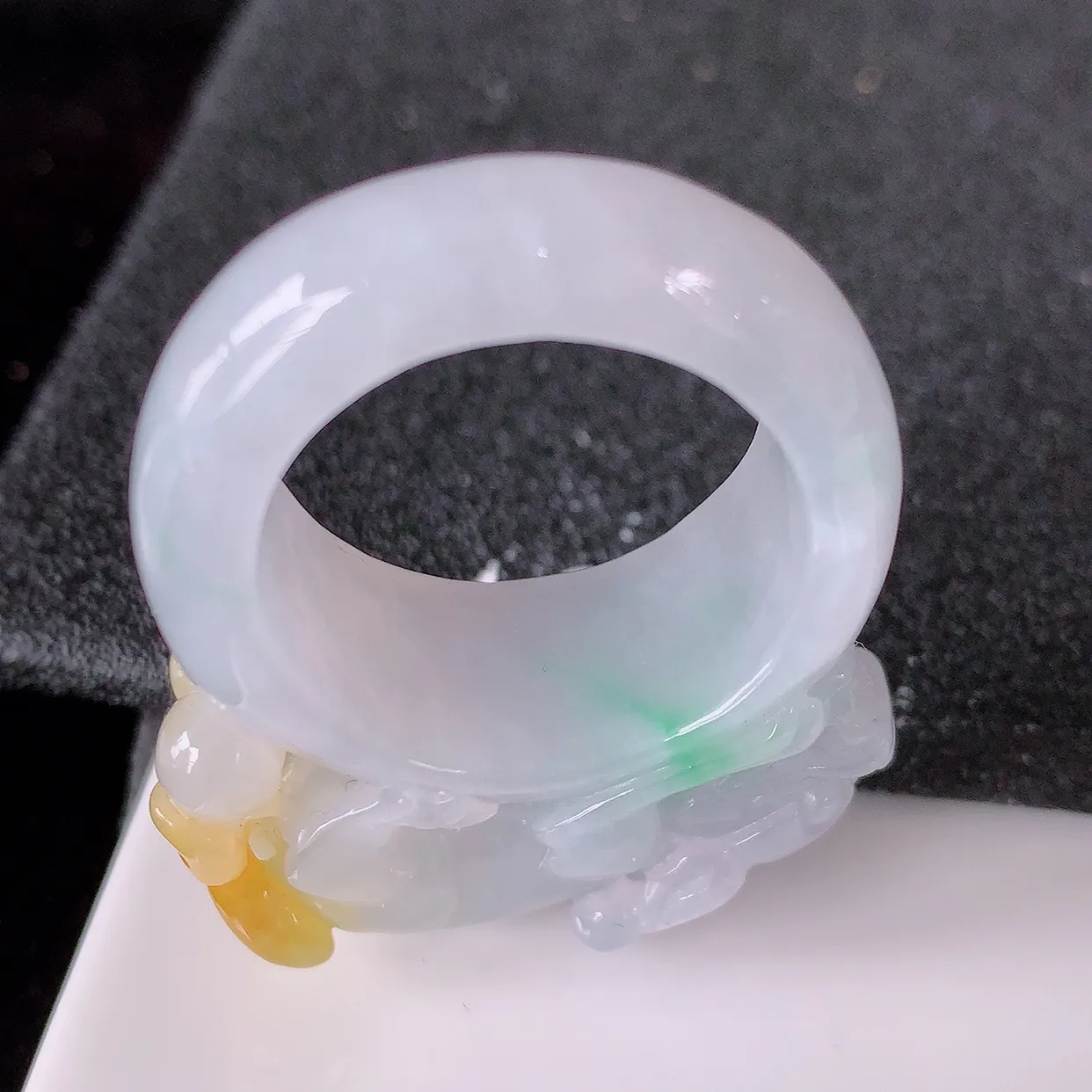 自然光实拍，特色冰黄加绿貔貅扳指，21.2mm内径冰三彩翡翠扳指，冰润指环，玉扳指，戒指，财源滚滚，玉质细腻起胶，26圈口，种水 好！#1.30尺寸41.8-21.2*16*11