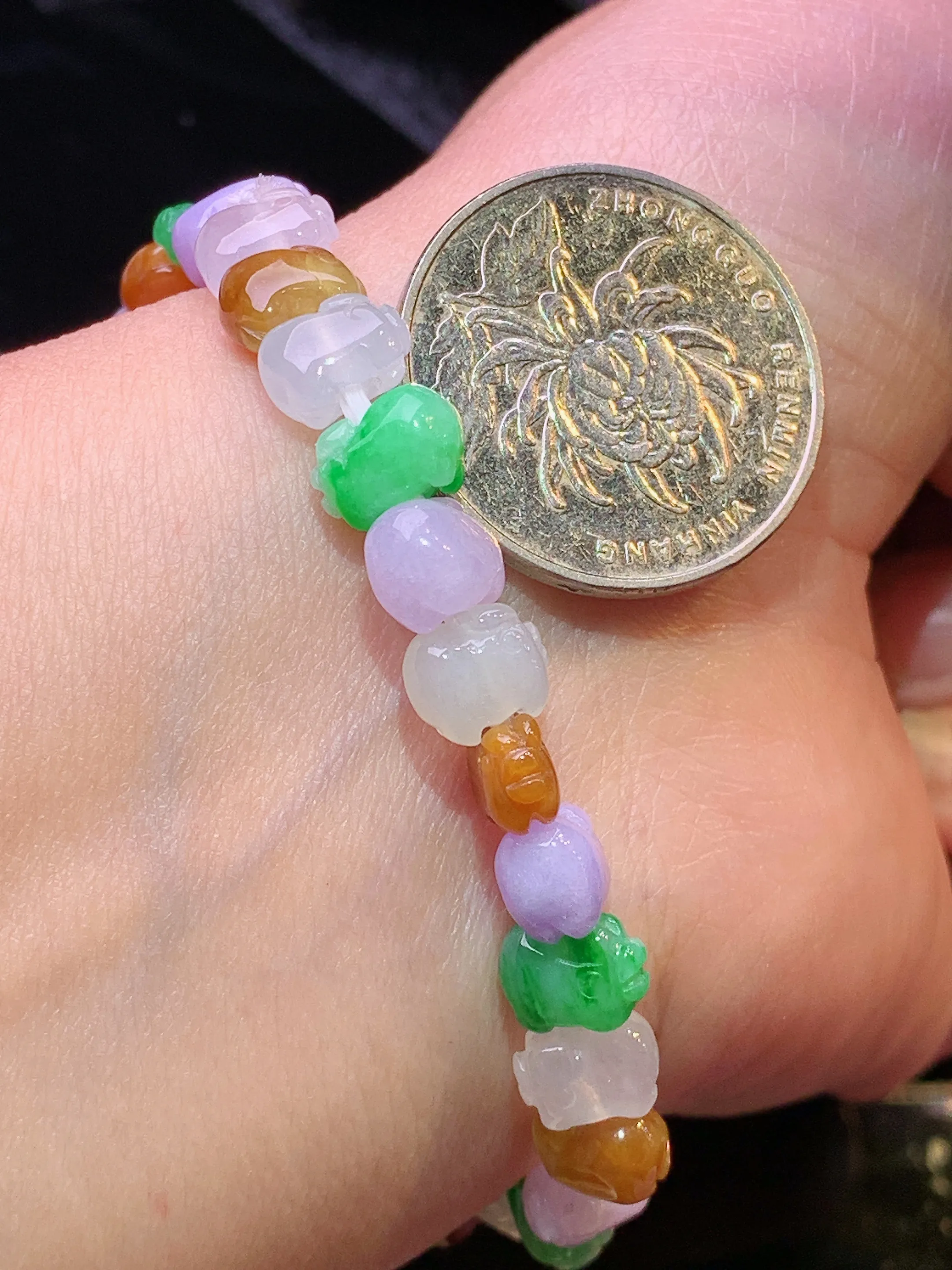 多彩生肖猪手链 玉质细腻 色泽清新艳丽 整体尺寸8.5*6.3*5.3