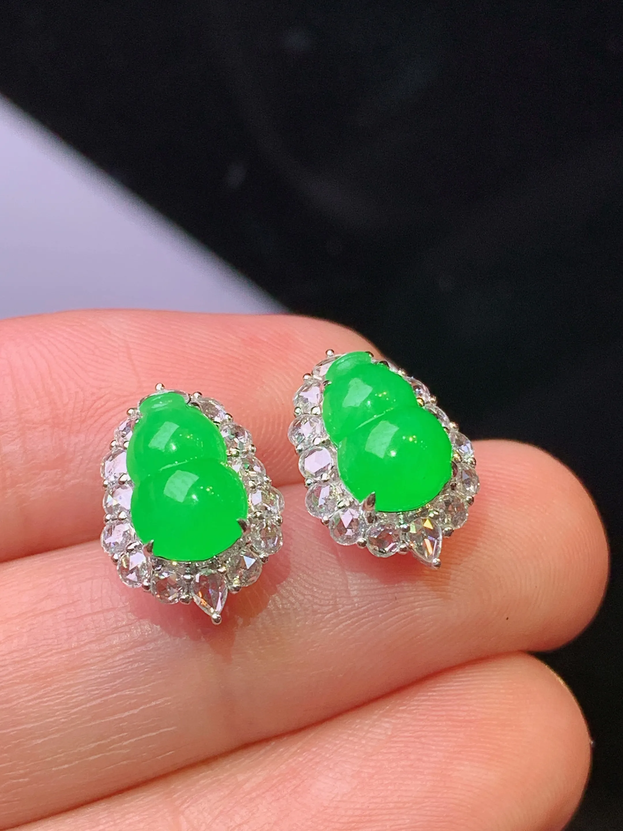 18k金钻镶嵌满绿葫芦耳钉 玉质细腻 色泽清新艳丽 整体尺寸13.8*9.6*7.5