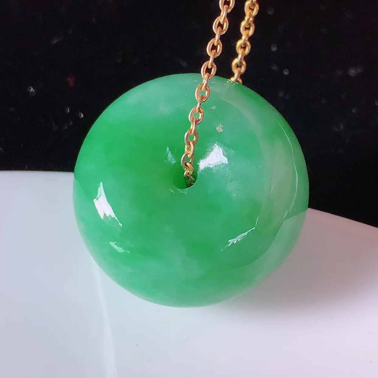 自然光实拍，冰润满绿翡翠路路通吊坠，寓意时来运转、财源滚滚，款式新颖时尚，日常百搭的款！配图银链#05.2