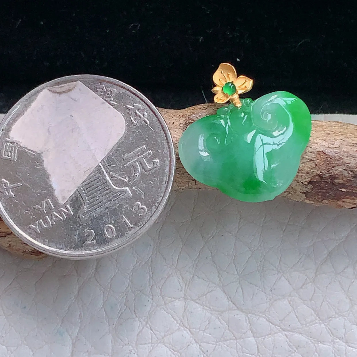 lz实拍19.5*13.6*18*4.5缅甸翡翠精雕冰绿瑞云如意玉项坠 玉挂件