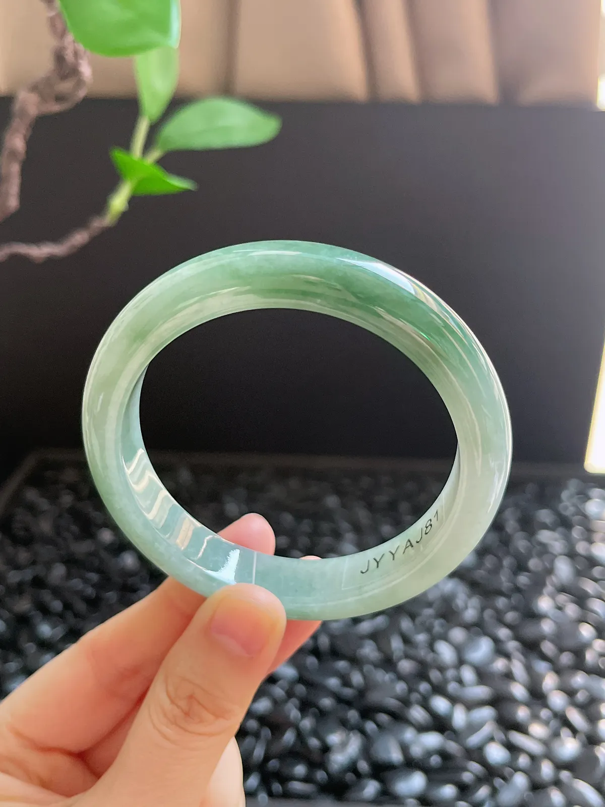 正圈56.7圈口，翡翠糯化种绿色手镯