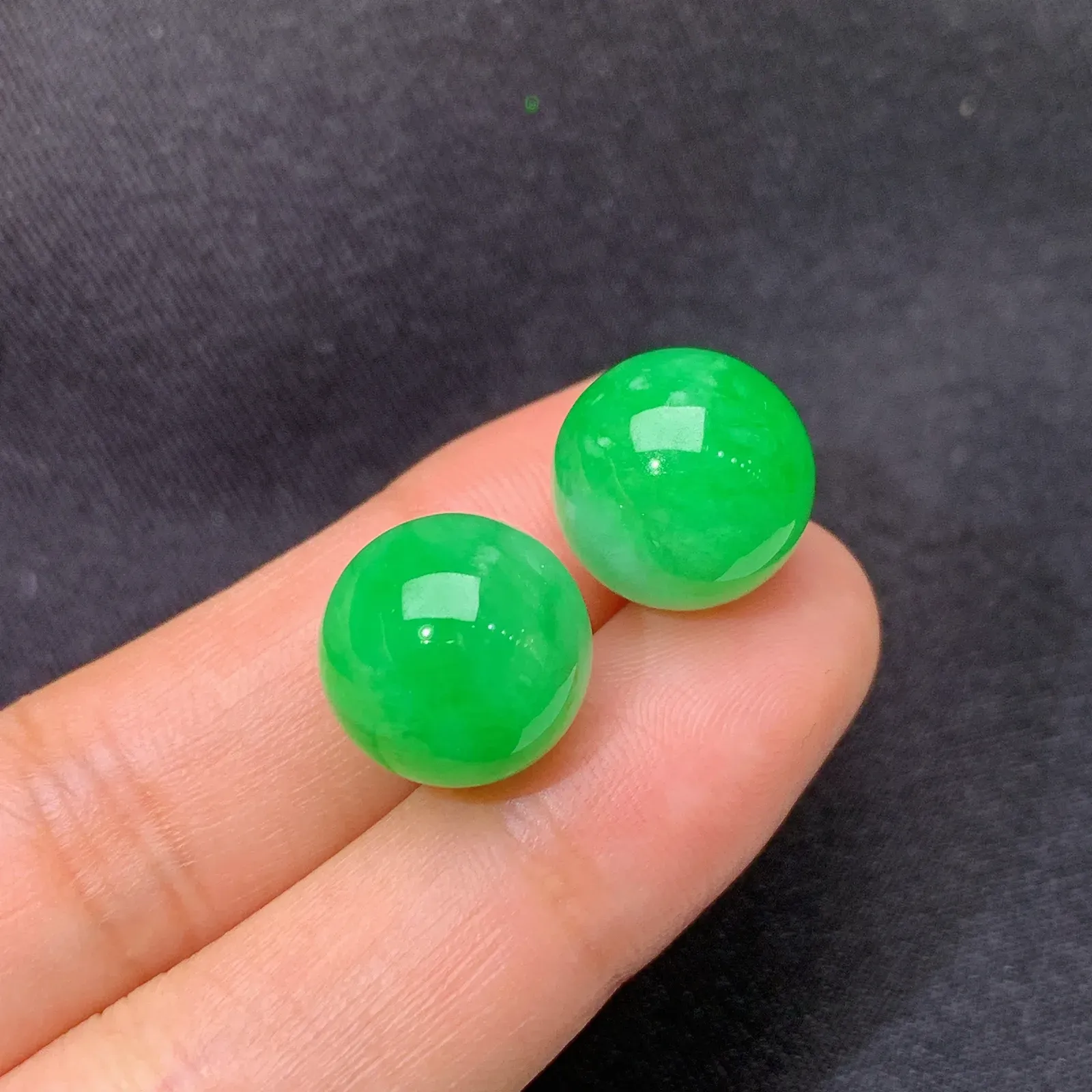 飘绿圆珠一对，镶嵌佳品，冰润细腻，色阳，种水足 Be 直径12.3