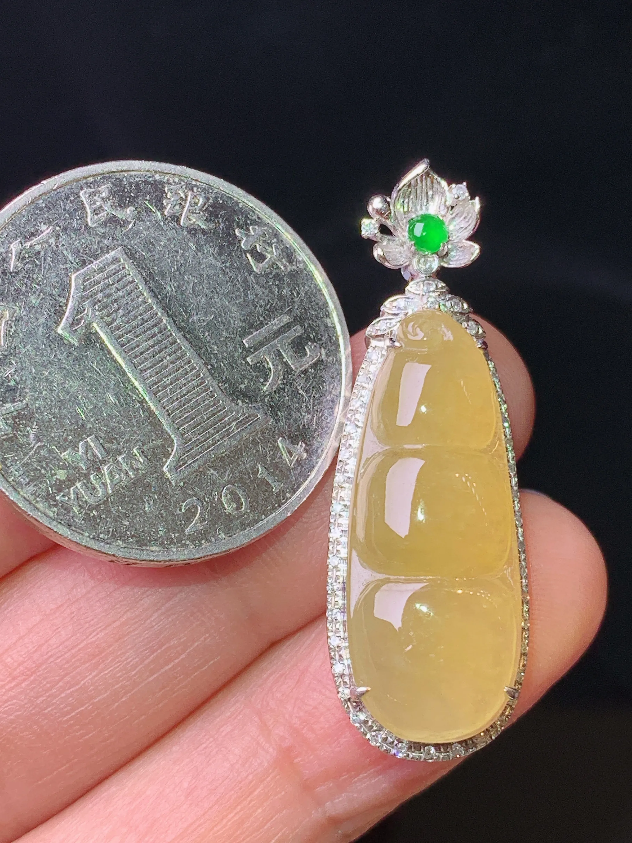 18k金钻镶嵌黄翡四季豆吊坠 玉质细腻 色泽清新艳丽 整体尺寸35.7*12*8