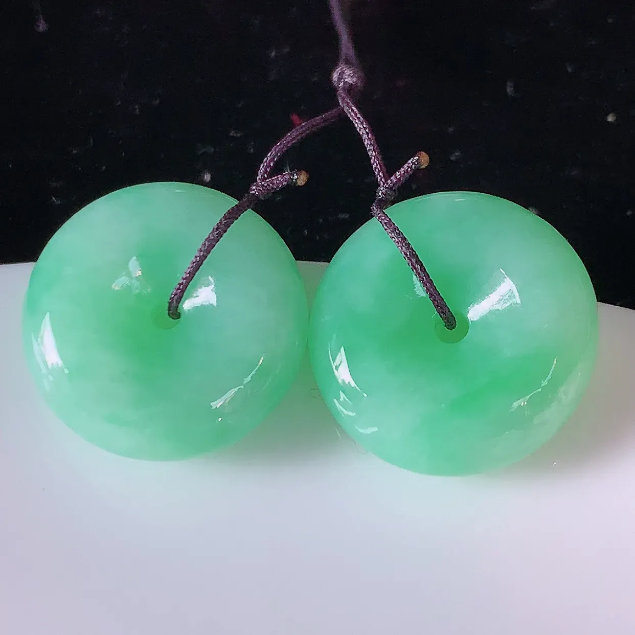 自然光实拍，冰润满绿翡翠一对平安扣，翠色灵动，玉质细腻，颜色漂亮，品相佳，佩戴佳品！配银线 #49.