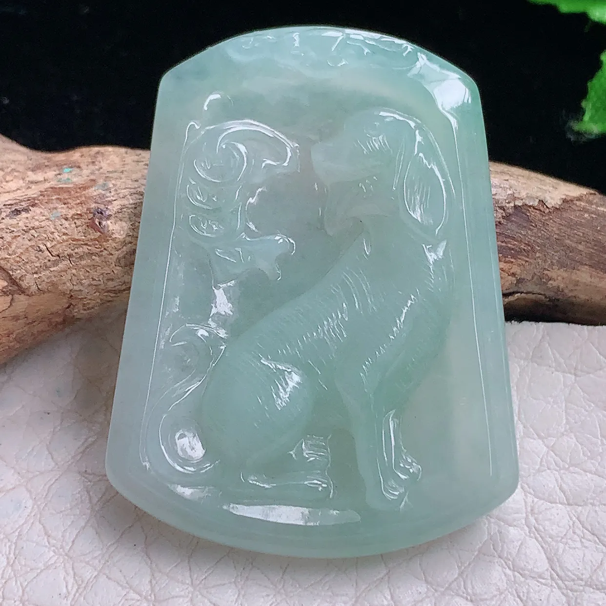 yn实拍36.5*27.8*5缅甸翡翠精雕晴美旺财 生肖狗玉项坠 玉挂件