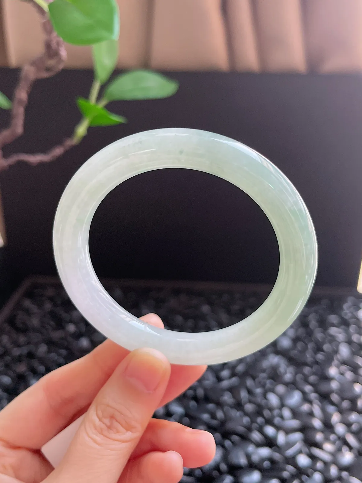 圆镯54圈口，翡翠冰糯种淡绿色手镯