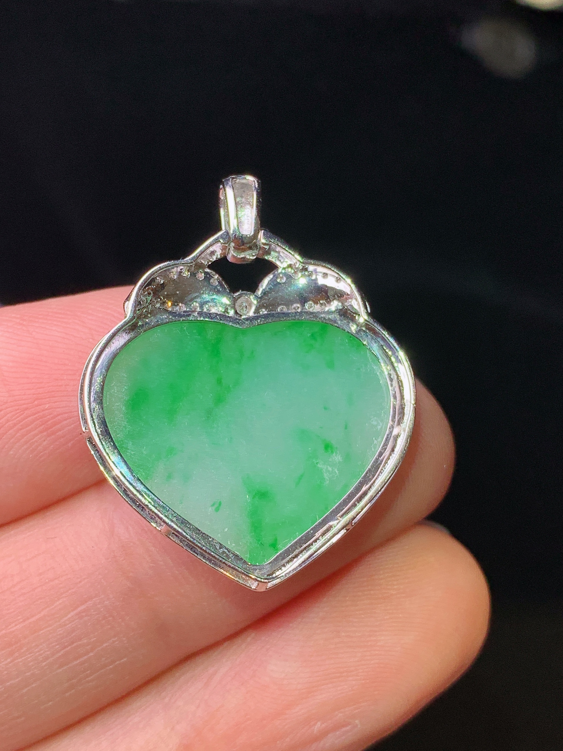 18k金钻镶嵌飘绿心形吊坠 玉质细腻 色泽清新艳丽 整体尺寸27.7*22.2*5