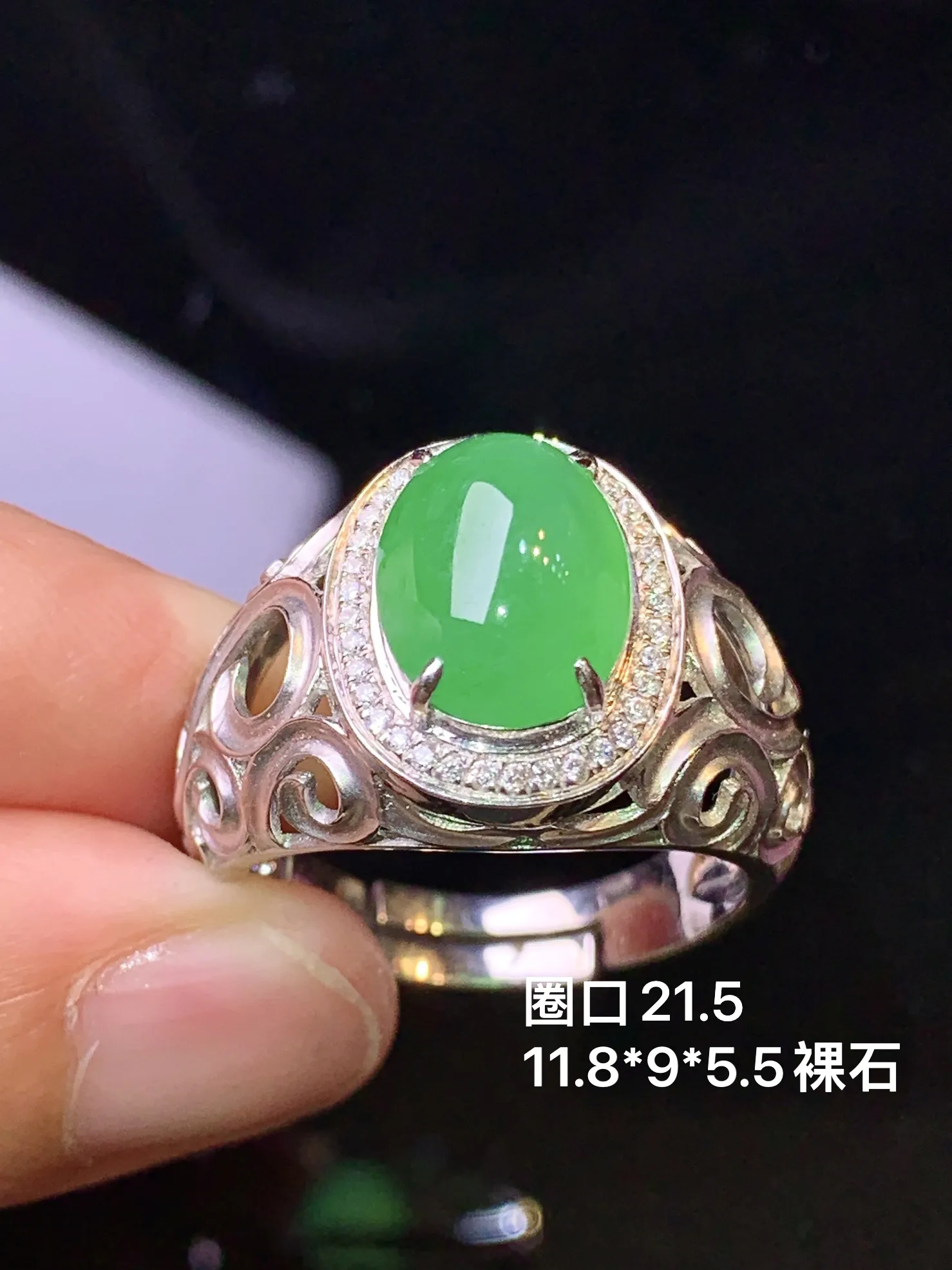 18k金钻镶嵌满绿蛋面戒指 玉质细腻 色泽清新艳丽 圈口21.5 裸石尺寸11.8*9*5.5