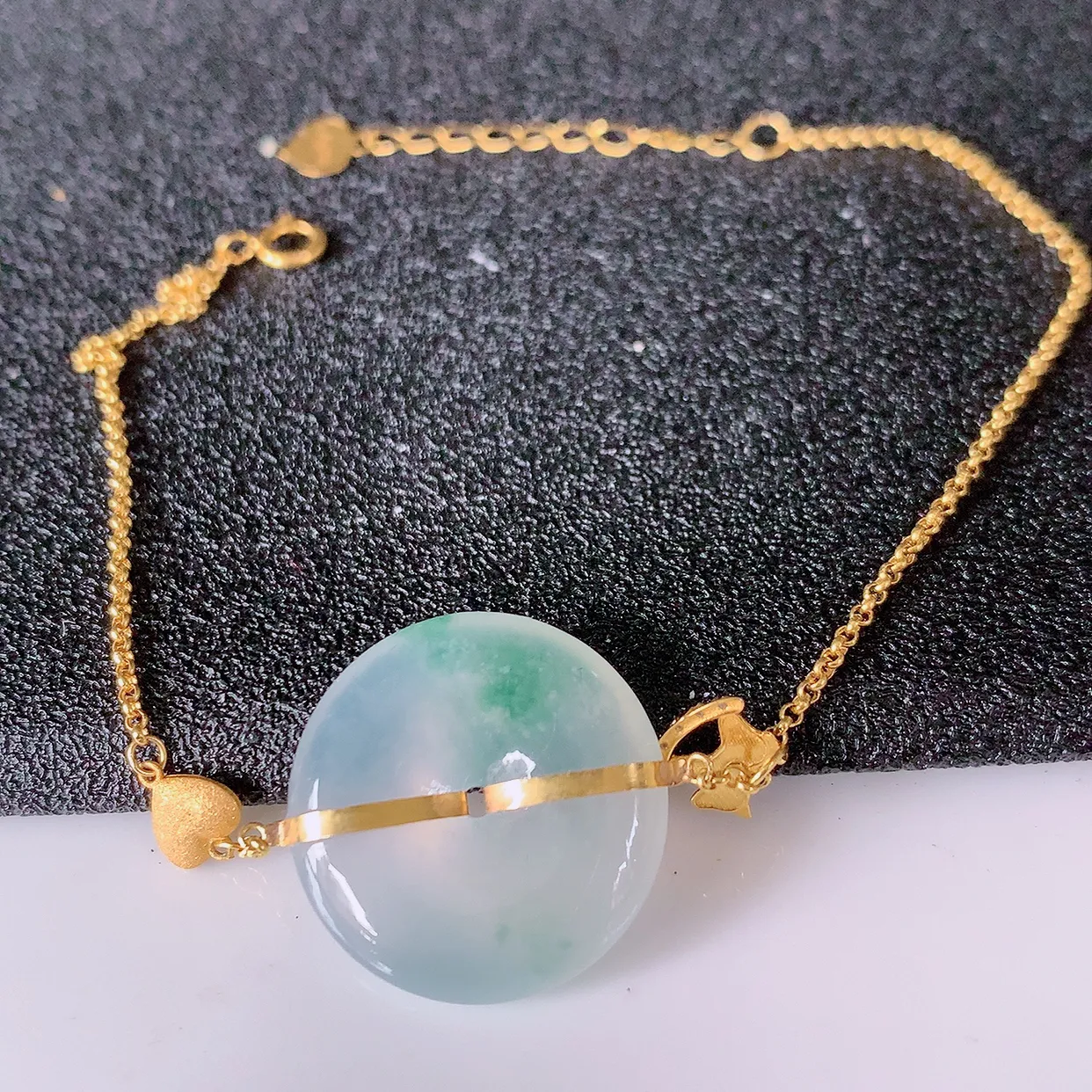 自然光实拍 18k金镶嵌冰种飘花翡翠平安扣手链，沁人心脾，豪华镶嵌而成，手链佩戴效果大气出众，尽显气质。翡翠种水好，胶感足， 颜相当漂亮，高性价比，值得入手品鉴！#1.30平安扣尺寸17*3.8