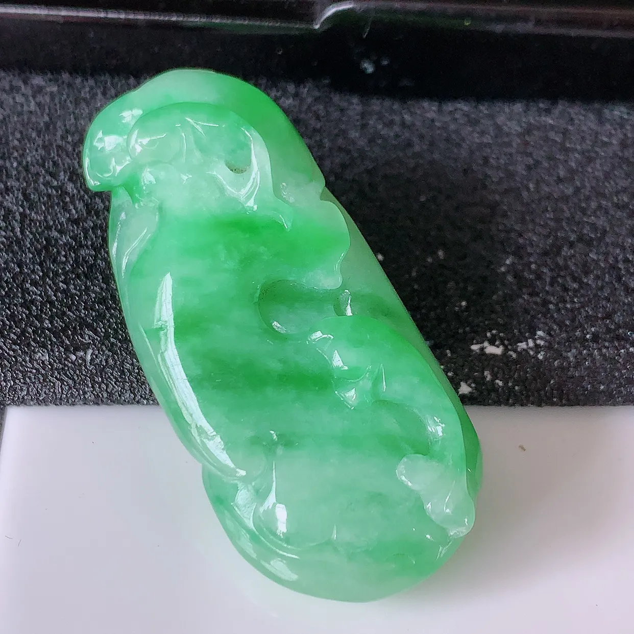 自然光实拍，冰润飘绿翡翠年年有余，自由自在玉吊坠，寓意财源广进，雕工婉约，栩栩如生，佩戴优雅迷人！#85.30