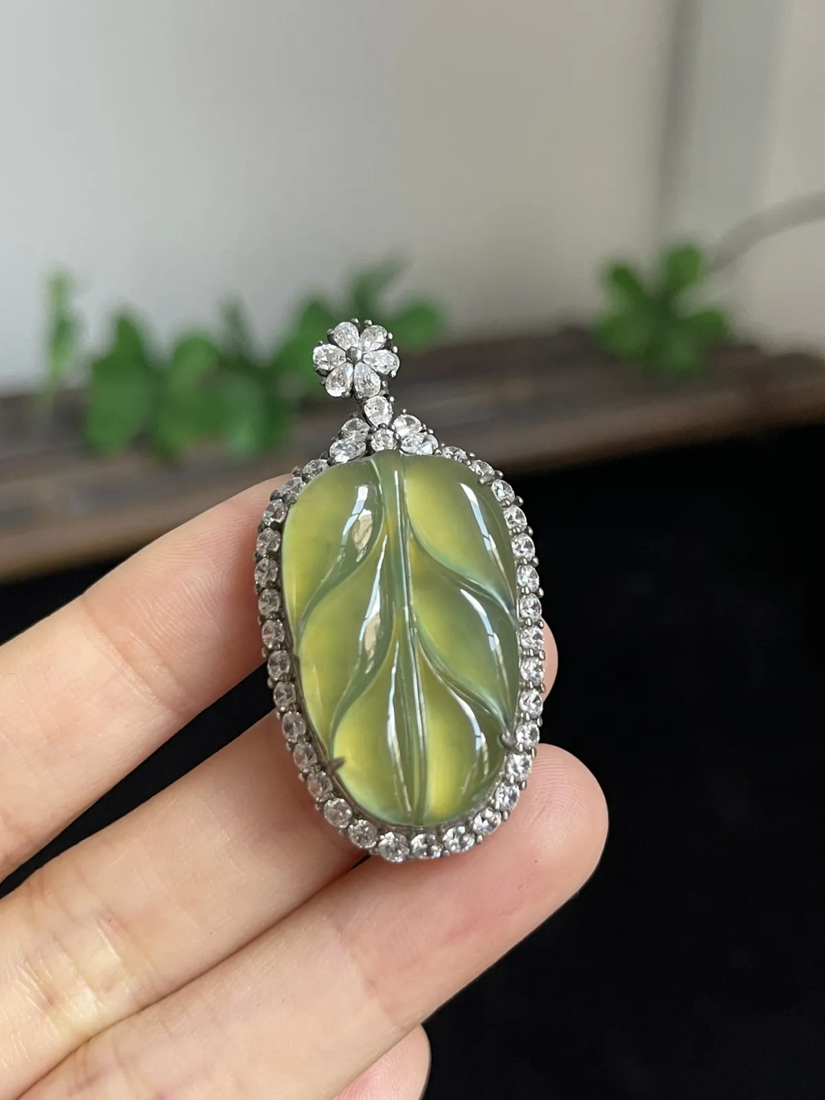 翡翠冰种黄加绿叶子，；底部垫色