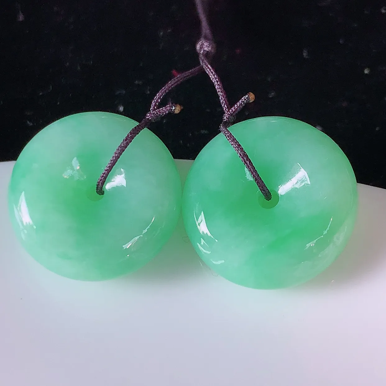 自然光实拍，冰润满绿翡翠一对平安扣，翠色灵动，玉质细腻，颜色漂亮，品相佳，佩戴佳品！配银线 #49.2尺寸15*5.8