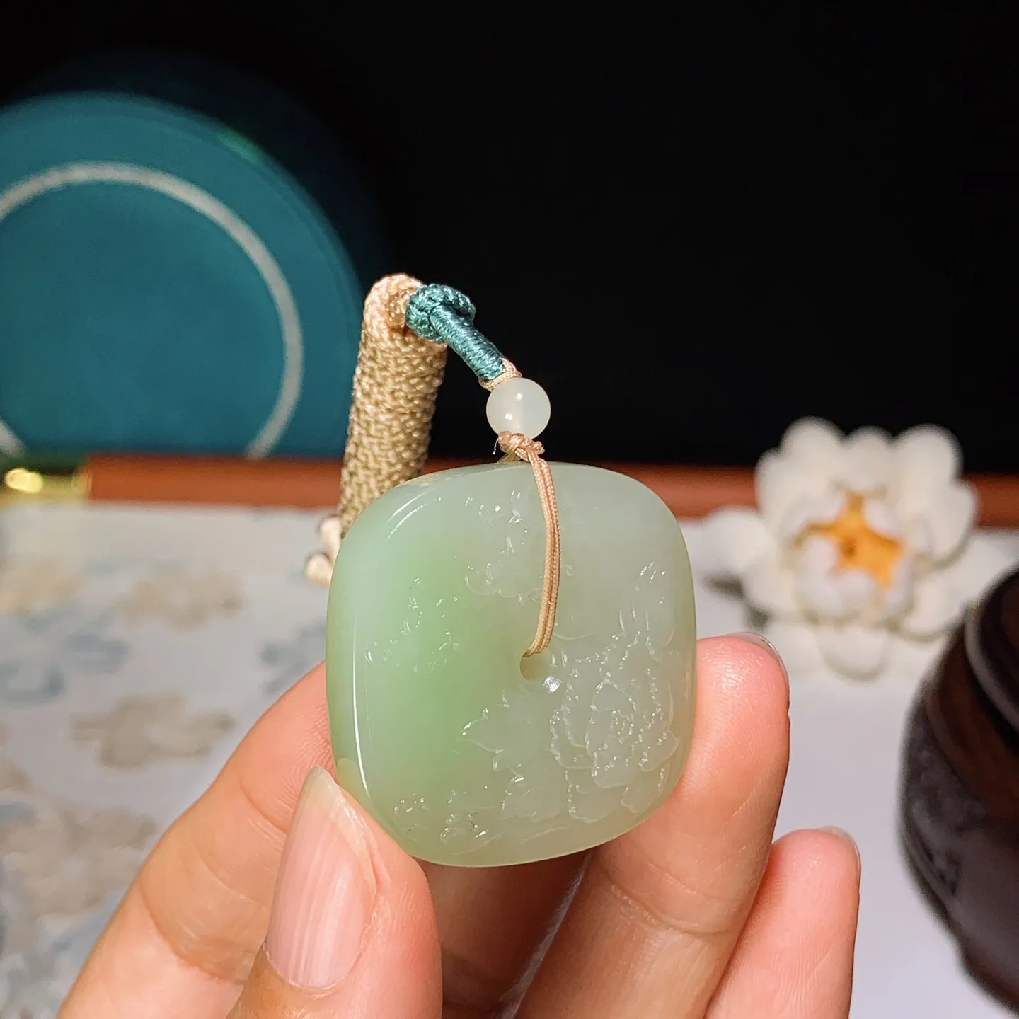 和田玉青海翠翠青蝶恋花四方平安扣挂件 尺寸32/10重21克 无裂无杂 玉质细腻油润 底色纯净 脂粉好，品质好。lt250103