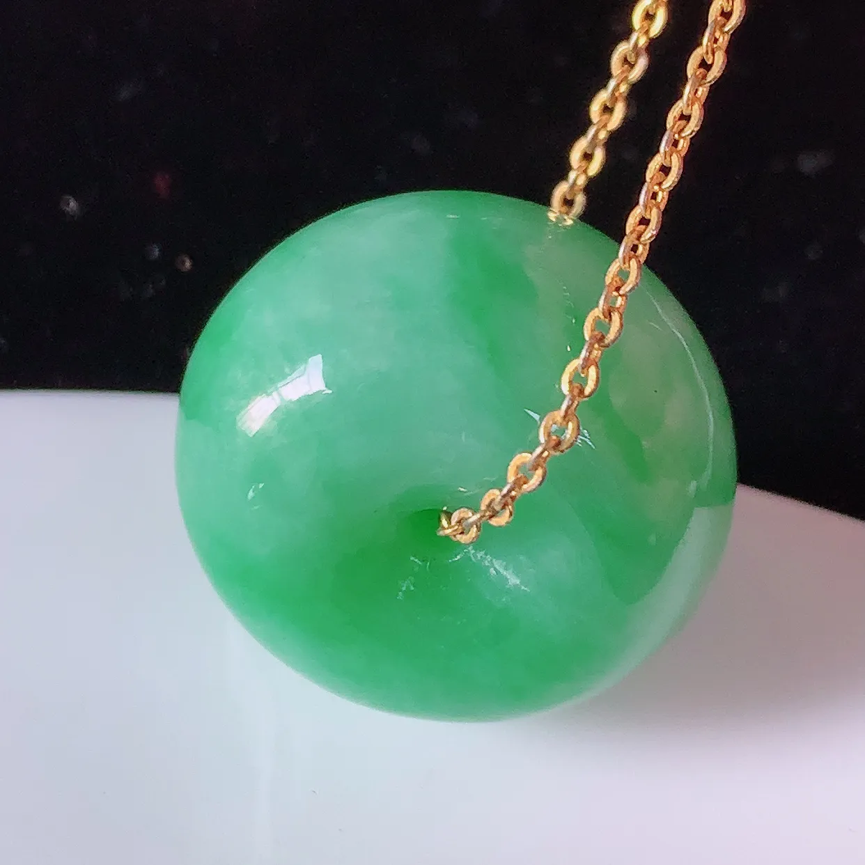 自然光实拍，冰润满绿翡翠路路通吊坠，寓意时来运转、财源滚滚，款式新颖时尚，日常百搭的款！配图银链#05.2