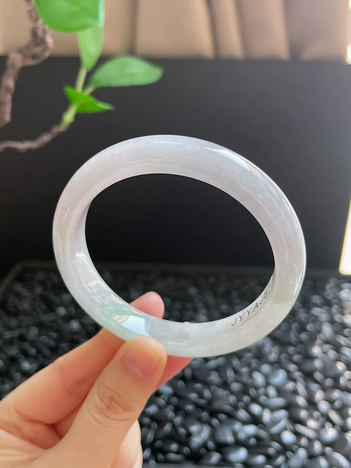 正圈58.8圈口，翡翠糯化种淡绿色手镯