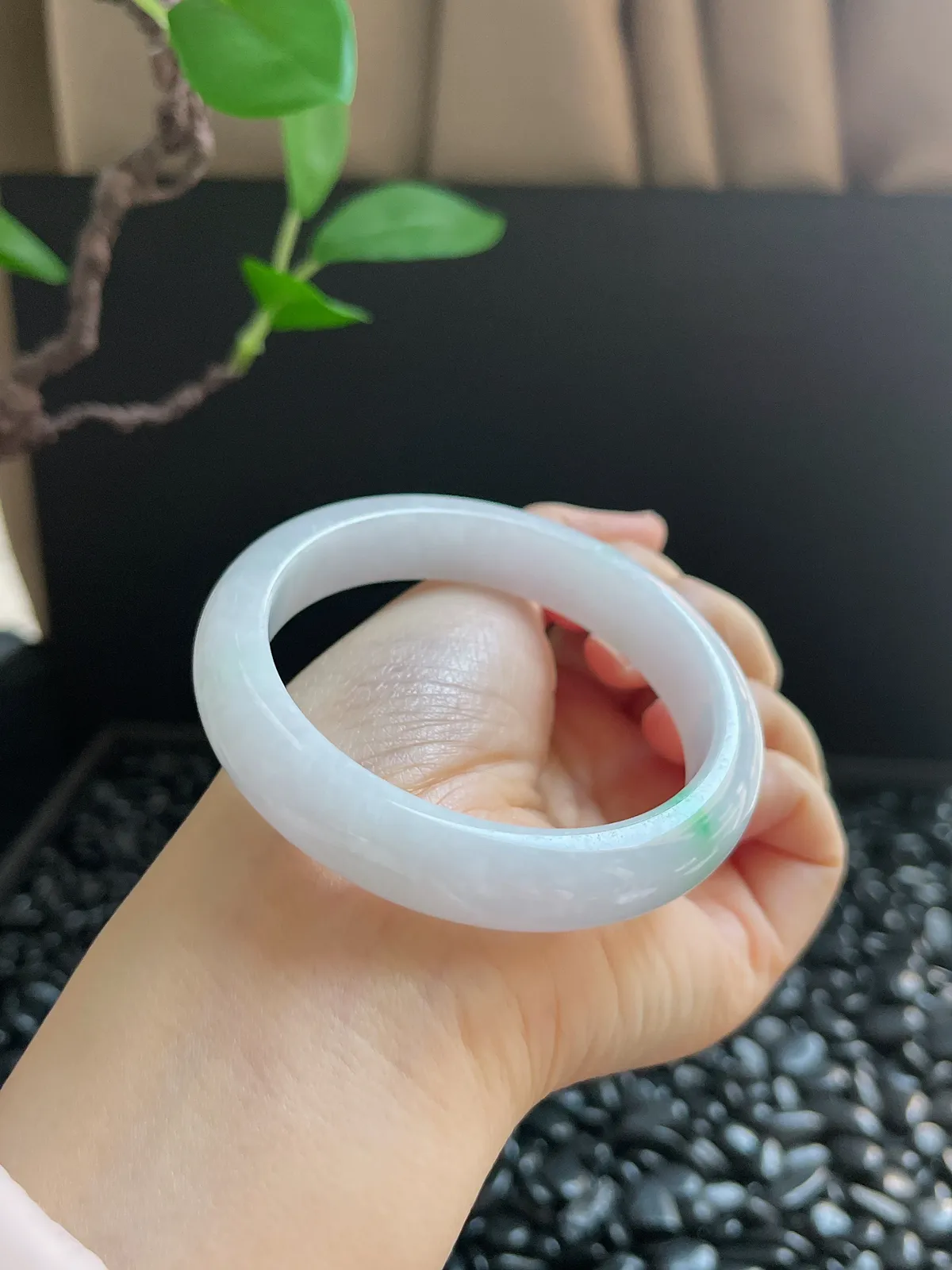 正圈56.7圈口，翡翠糯化种飘绿手镯