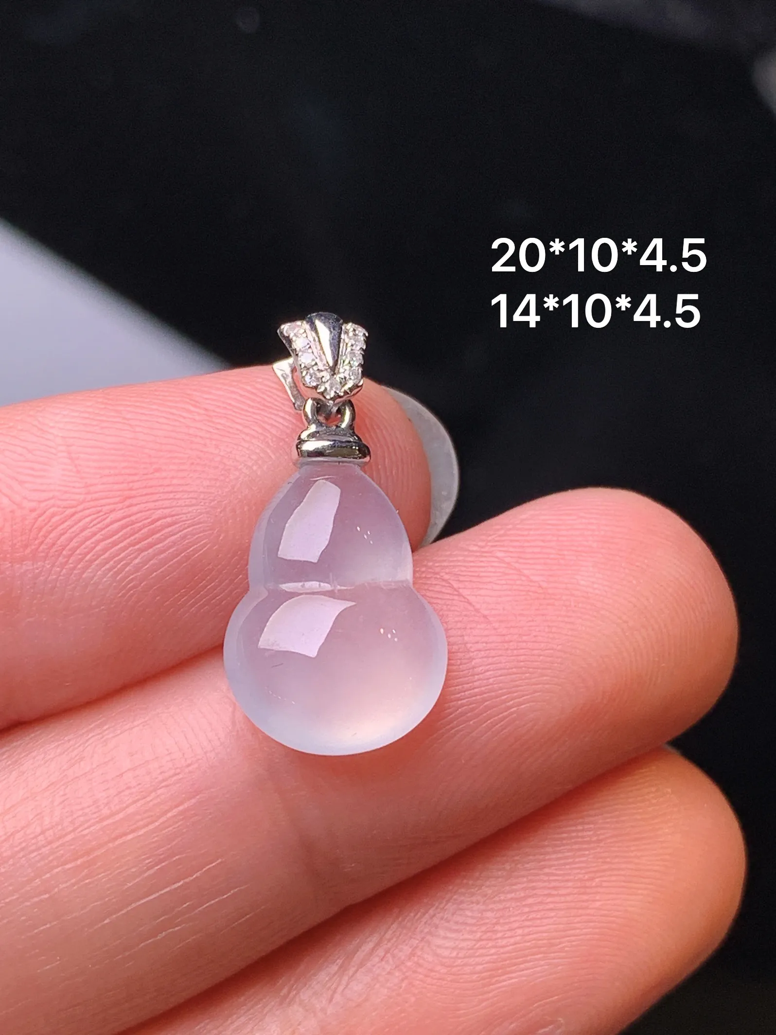 18k金钻镶嵌冰种葫芦吊坠 玉质细腻 色泽清新艳丽 整体尺寸20*10*4.5