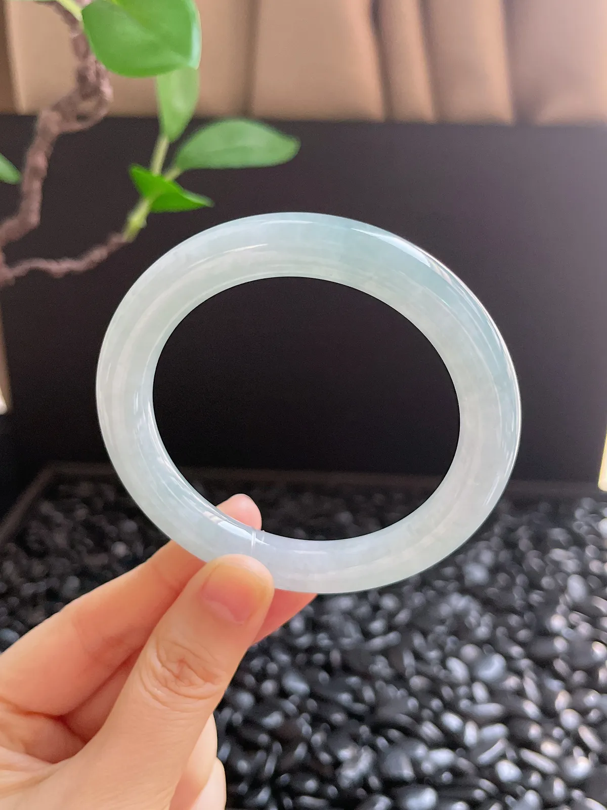 圆镯55.8圈口，翡翠冰糯种淡绿色手镯