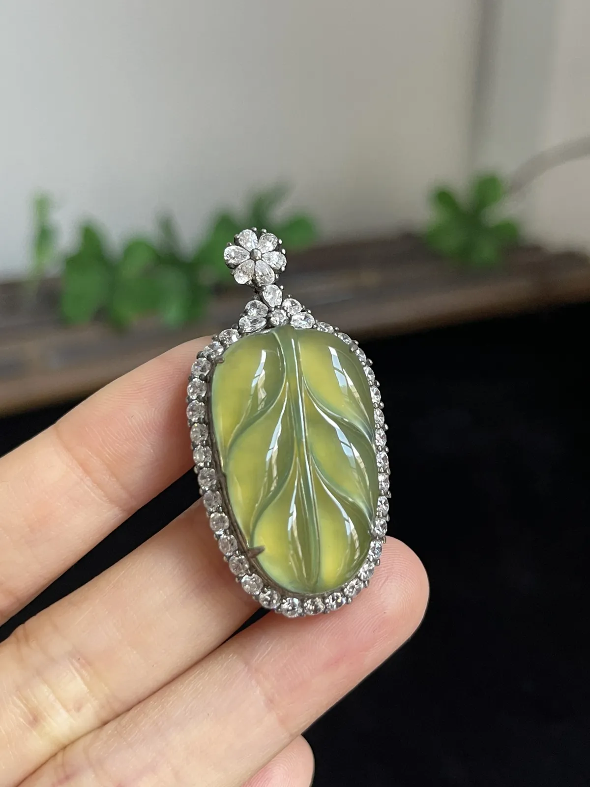 翡翠冰种黄加绿叶子，；底部垫色