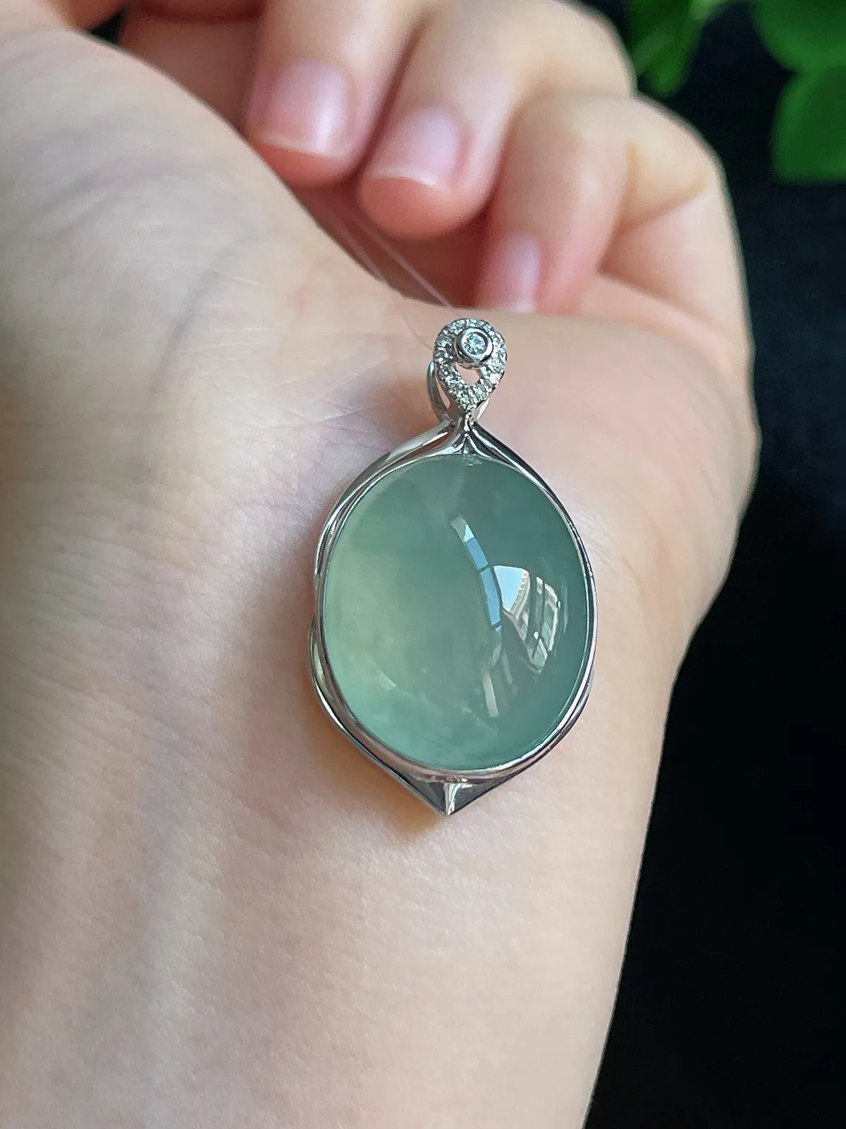 18k金翡翠冰糯种淡绿色蛋面吊坠