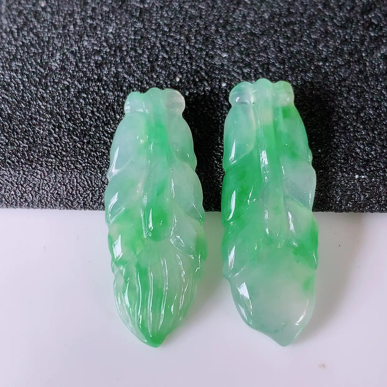 自然光实拍，冰种飘绿翡翠一对羽毛耳坠，翠色灵动，玉质细腻，颜色漂亮，品相佳， 佩戴佳品！配银线 #01.30