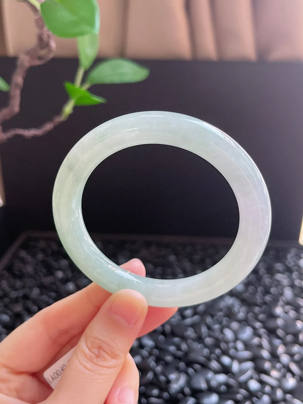 圆镯54圈口，翡翠冰糯种淡绿色手镯