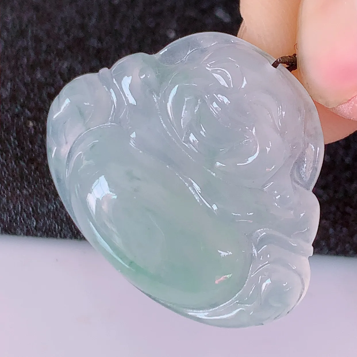 自然光实拍，冰种飘花翡翠佛公吊坠，水灵起胶，翠色迷人，佛公在心中，一生平安，饱满圆润，开怀大笑佛公，配戴灵气十足！#46.2