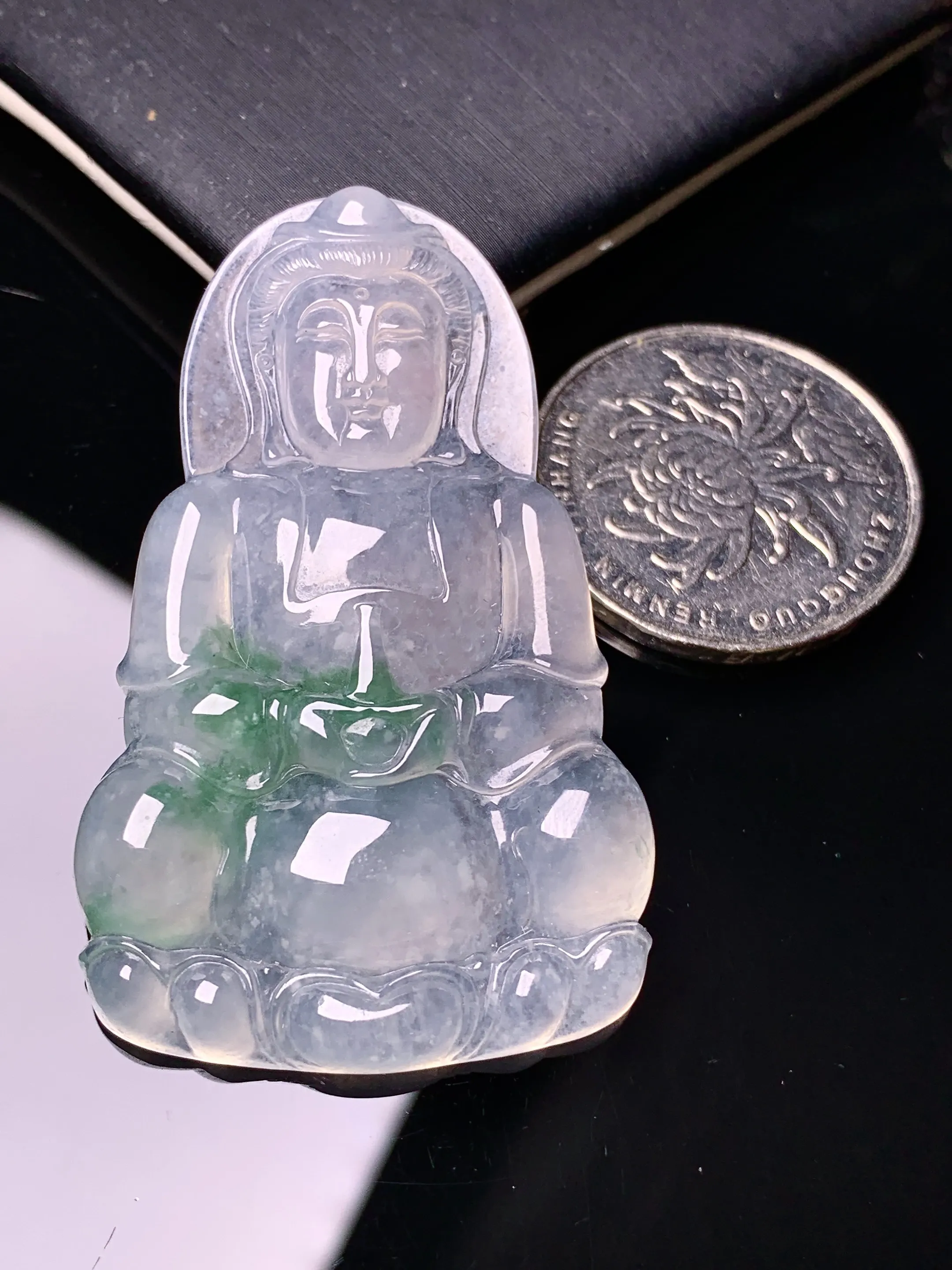 冰种飘绿观音菩萨吊坠 玉质细腻 色泽清新艳丽 整体尺寸50.9*32*6