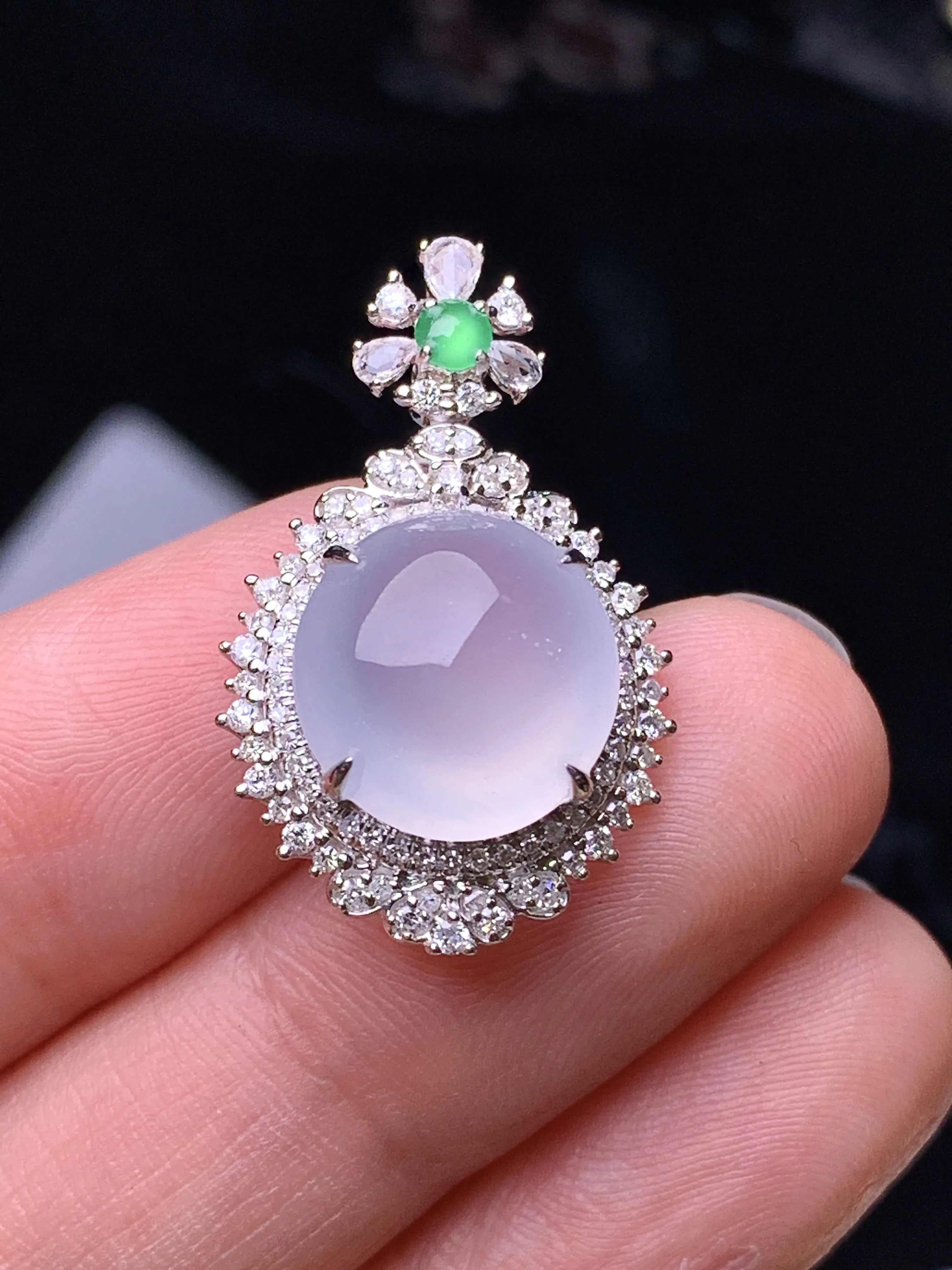 18k金钻镶嵌冰种蛋面吊坠 玉质细腻 色泽清新艳丽 整体尺寸26.7*16.5*9.5