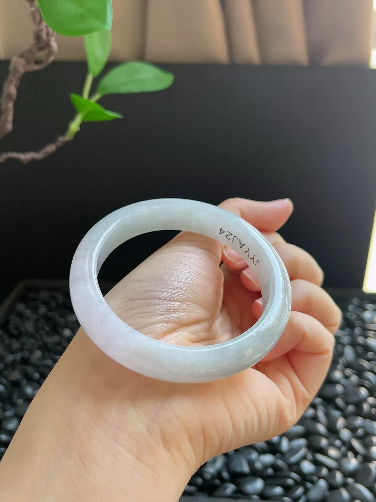 正圈54.8圈口，翡翠糯化种淡绿色手镯