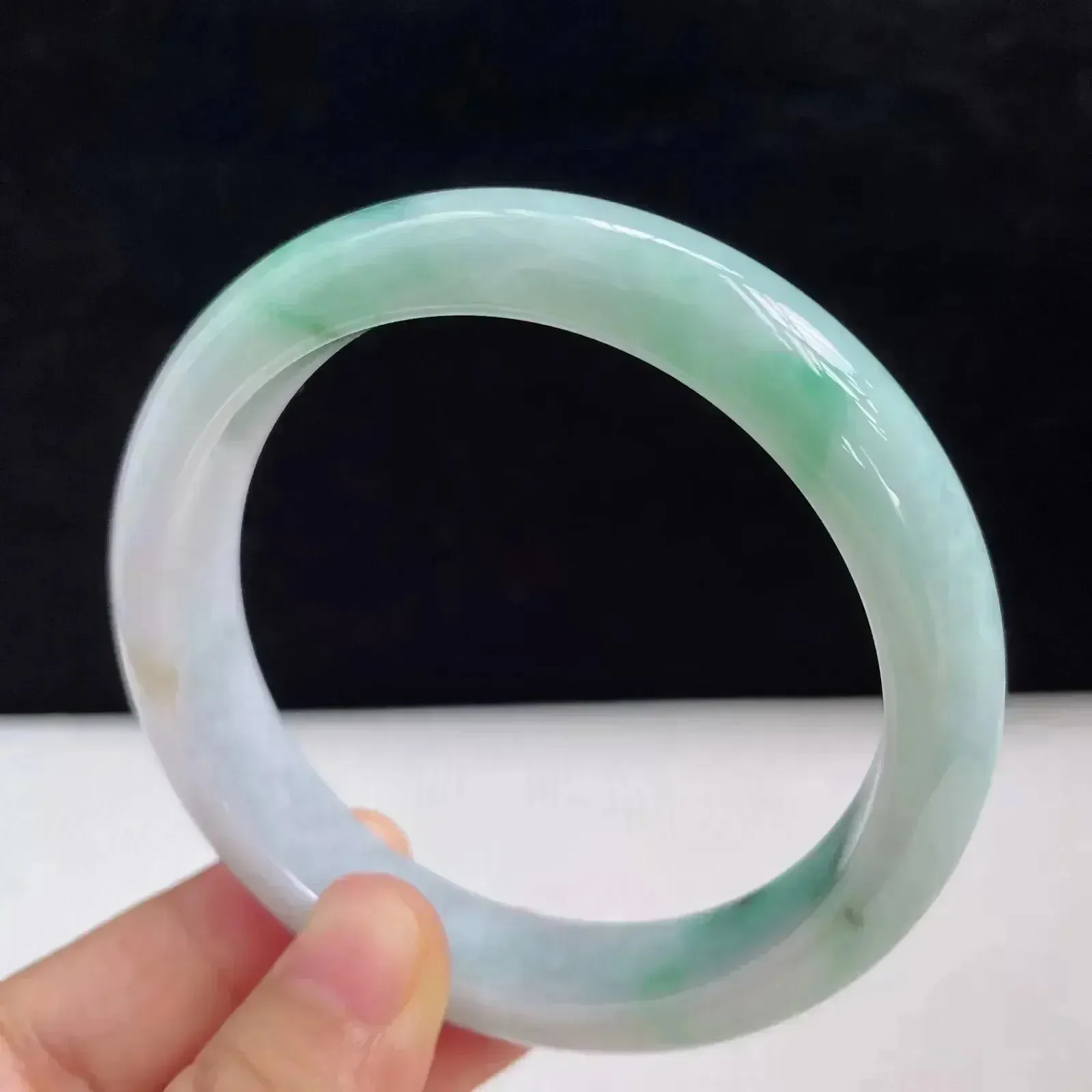 58.7mm自然光拍摄天然翡翠A货飘绿好种水正圈手镯 57.56克