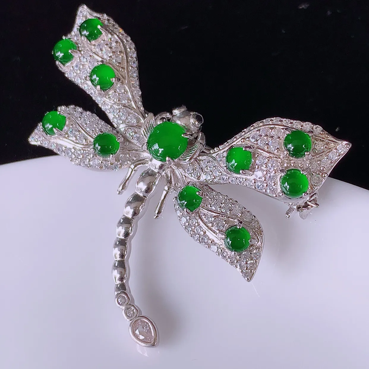 冰透满绿翡翠925银镶嵌蜻蜓胸针，自然光实拍，翠色灵动，颜色漂亮，种老水足，品相佳，佩戴佳品！#98.30整体40*27*9.5  取一裸石5*5