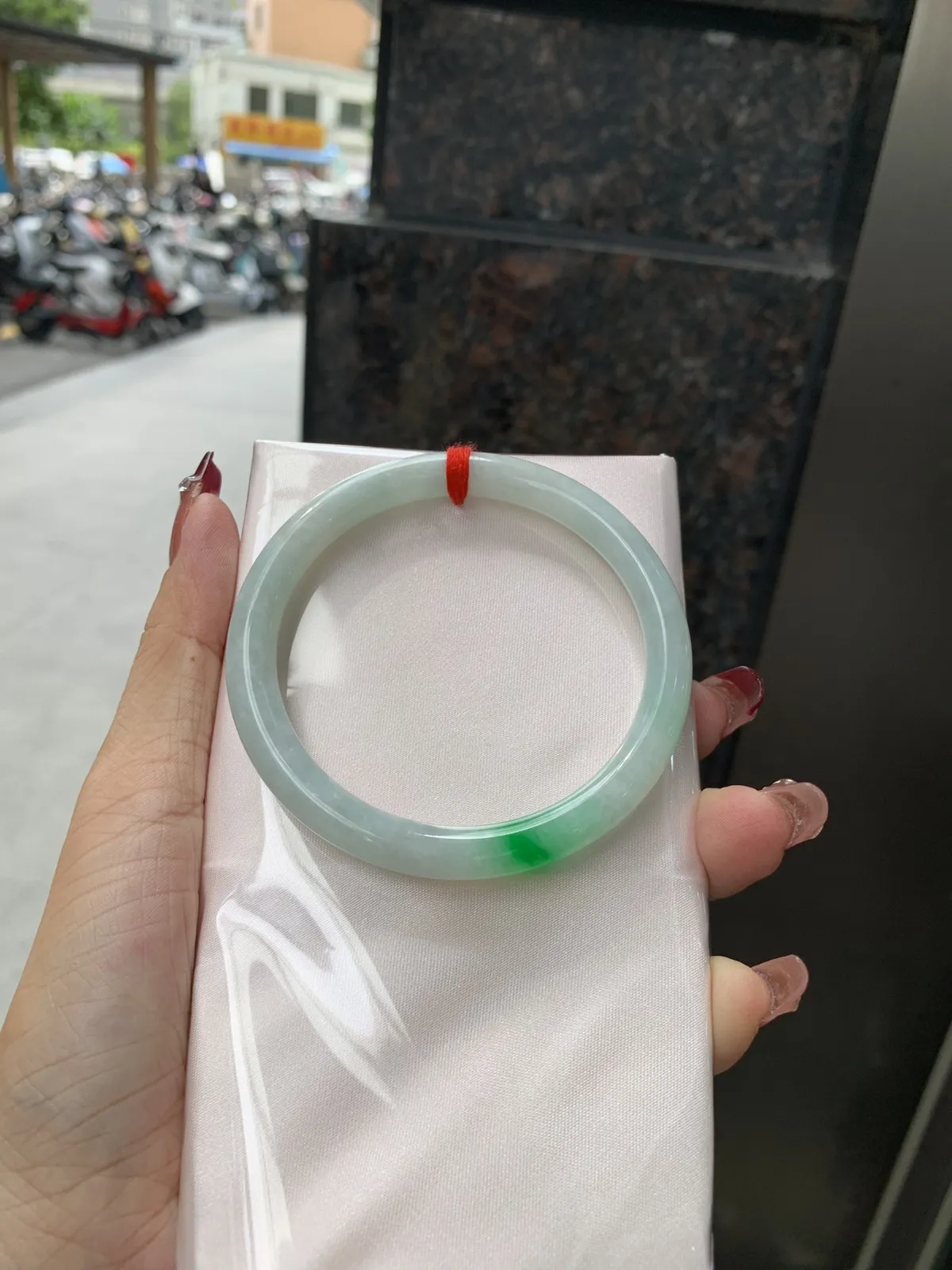 私人专拍
白底青美人条
57.6-7.3-7.5
底妆水润细腻，一抹阳绿花色点睛之笔，更显灵动，有生命力。